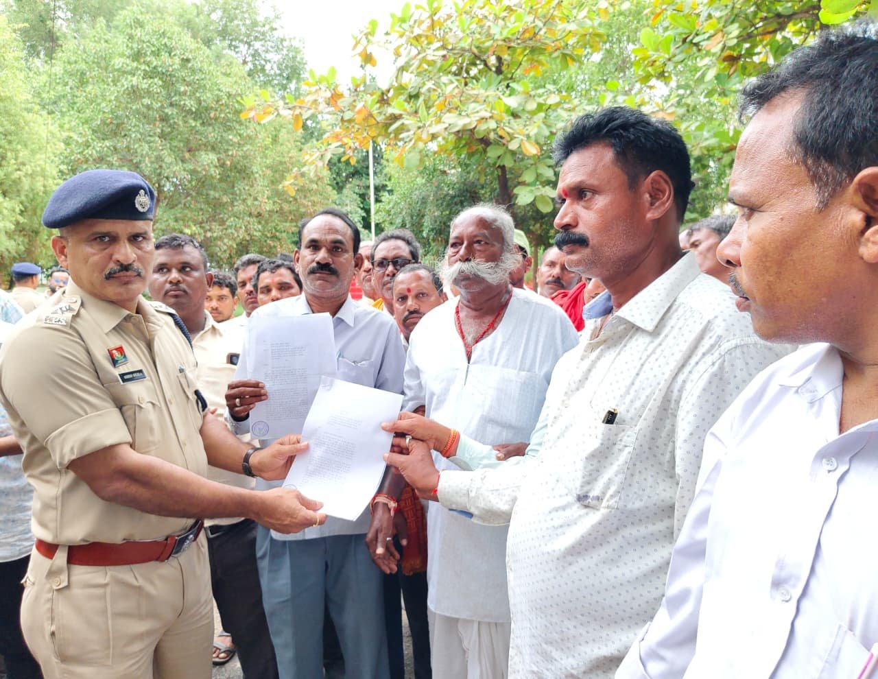 कांग्रेस कार्यकर्ताओं द्वारा शिव मंदिर और माँ कर्मा माता परिसर का अपमान – दोषियों पर FIR दर्ज कर कड़ी कार्रवाई की माँग 2 IMG 20250819 WA0025
