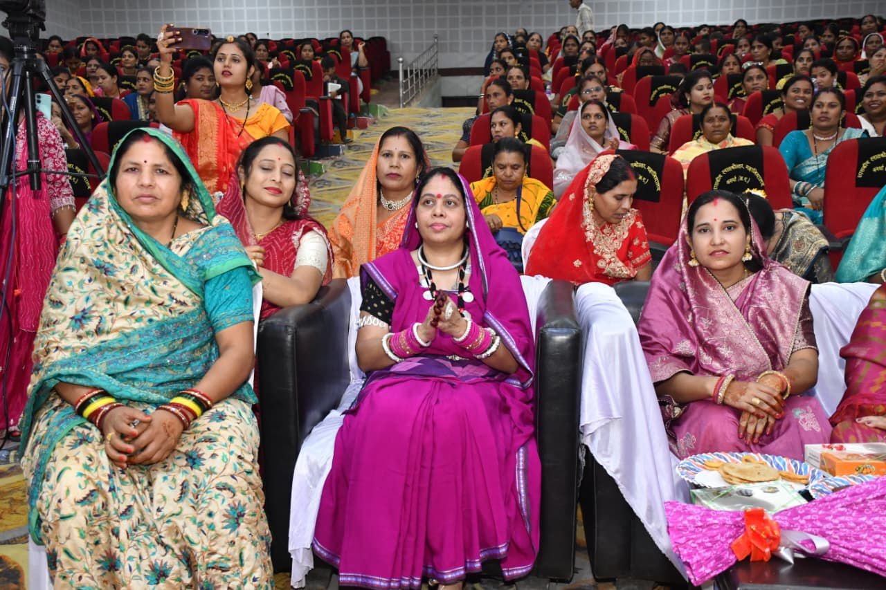 उप मुख्यमंत्री विजय शर्मा की पहल पर कवर्धा विधानसभा में तीजा उत्सव का भव्य समापन, बड़ी संख्या में शामिल हुईं माताएँ-बहनें 5 IMG 20250820 WA0015