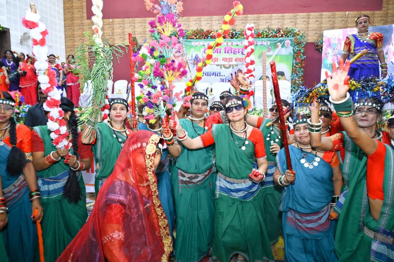 उप मुख्यमंत्री विजय शर्मा की पहल पर कवर्धा विधानसभा में तीजा उत्सव का भव्य समापन, बड़ी संख्या में शामिल हुईं माताएँ-बहनें 4 IMG 20250820 WA0017