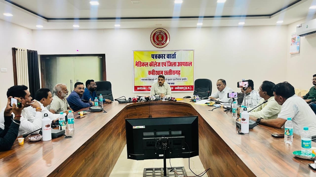 कलेक्टर गोपाल वर्मा ने दी मेडिकल कॉलेज और स्वास्थ्य सेवाओं की प्रगति की जानकारी 3 IMG 20250902 WA0041