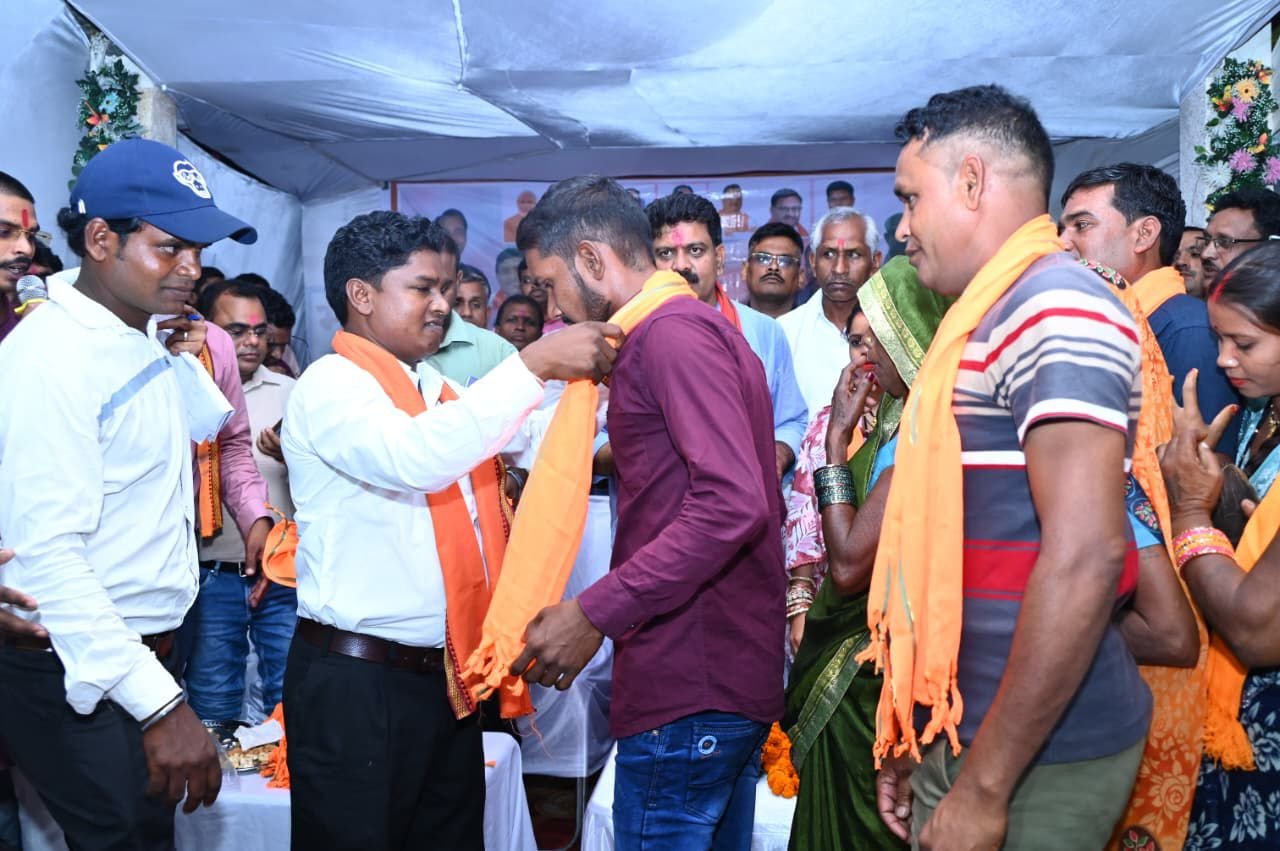ग्राम प्रभाटोला के सरपंच सहित सैकड़ों लोग भाजपा में शामिल — उपमुख्यमंत्री विजय शर्मा की उपस्थिति में ग्रामीणों ने किया भाजपा प्रवेश 2 IMG 20250902 WA0045