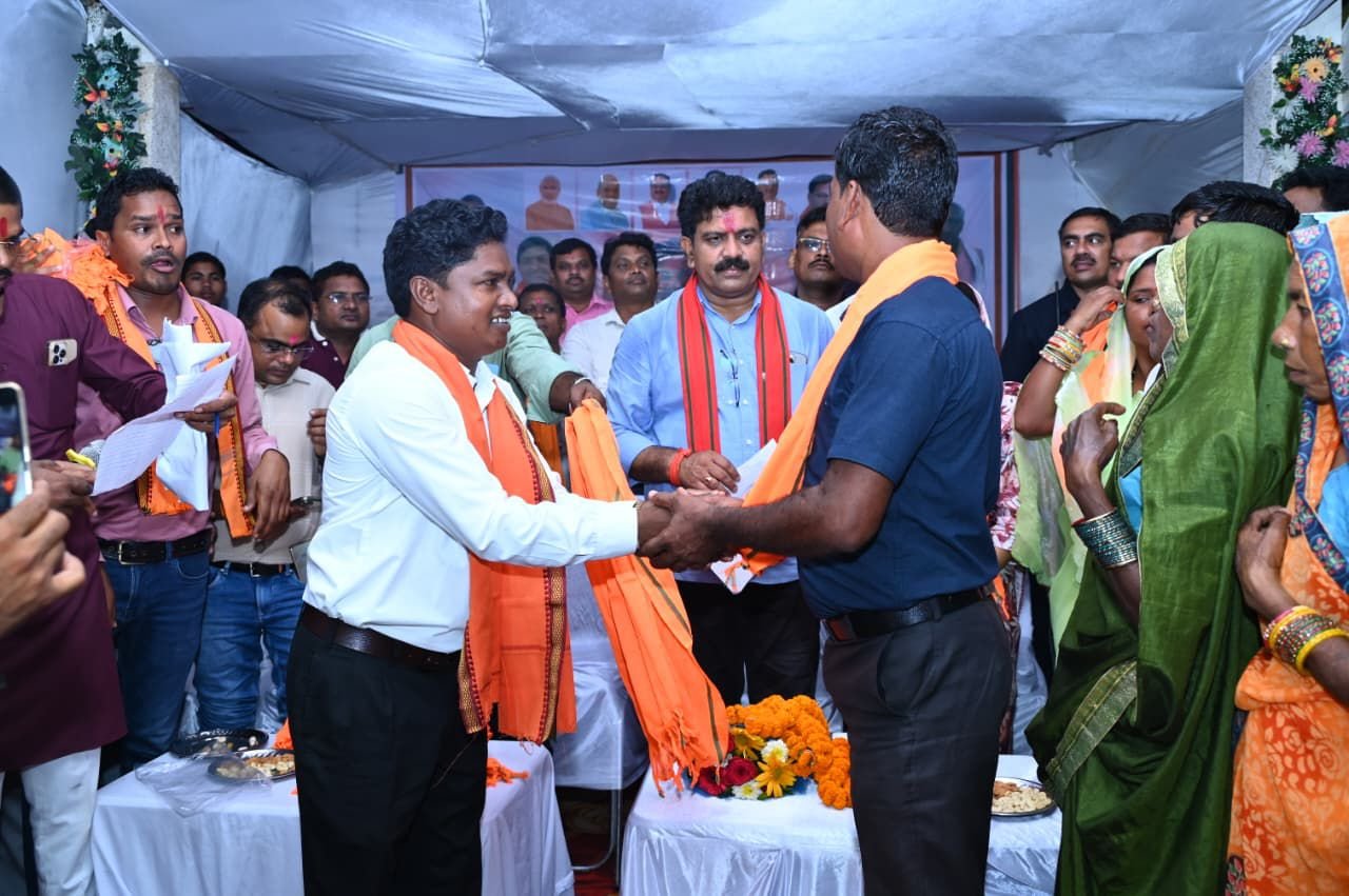 ग्राम प्रभाटोला के सरपंच सहित सैकड़ों लोग भाजपा में शामिल — उपमुख्यमंत्री विजय शर्मा की उपस्थिति में ग्रामीणों ने किया भाजपा प्रवेश 4 IMG 20250902 WA0046