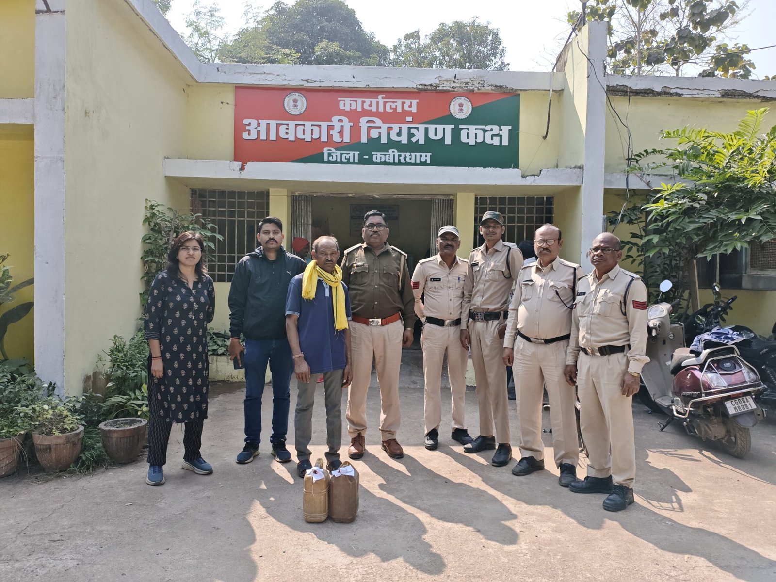 जंगल में चल रहा था अवैध शराब कारोबार, आबकारी विभाग की बड़ी कार्रवाई – 10 बल्क लीटर कच्ची महुआ शराब जब्त 1 IMG 20251118 WA0076 scaled