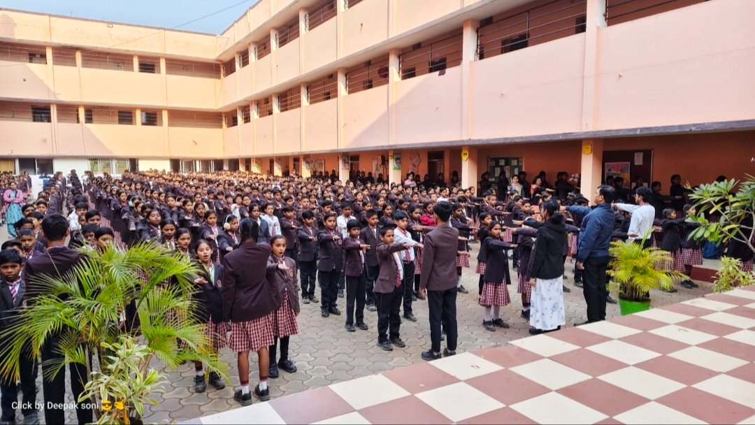 श्री रामकृष्ण पब्लिक स्कूल, कवर्धा में विद्यार्थियों ने ली नशामुक्ति की शपथ 3 IMG 20251118 192810