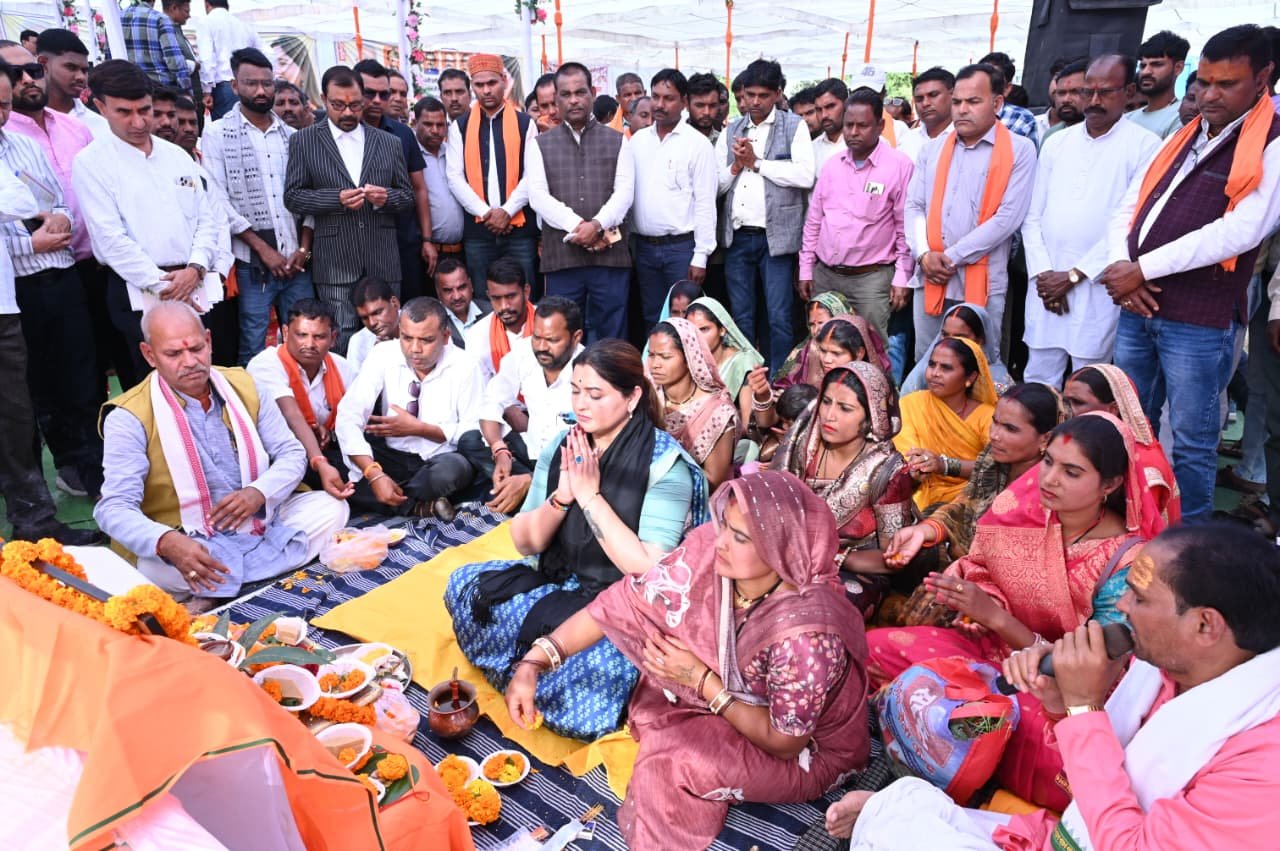 पंडरिया विधानसभा में विधायक भावना बोहरा ने सिंचाई सुविधा के विस्तार और किसानों की समृद्धि के लिए किया 13 करोड़ से अधिक के परियोजनाओं का भूमिपूजन पंडरिया विधायक भावना बोहरा के सतत प्रयासों से विधानसभा के किसानों को सिंचाई सुविधा के लिए मिली 13 करोड़ से अधिक की सौगात 5 IMG 20251208 WA0076