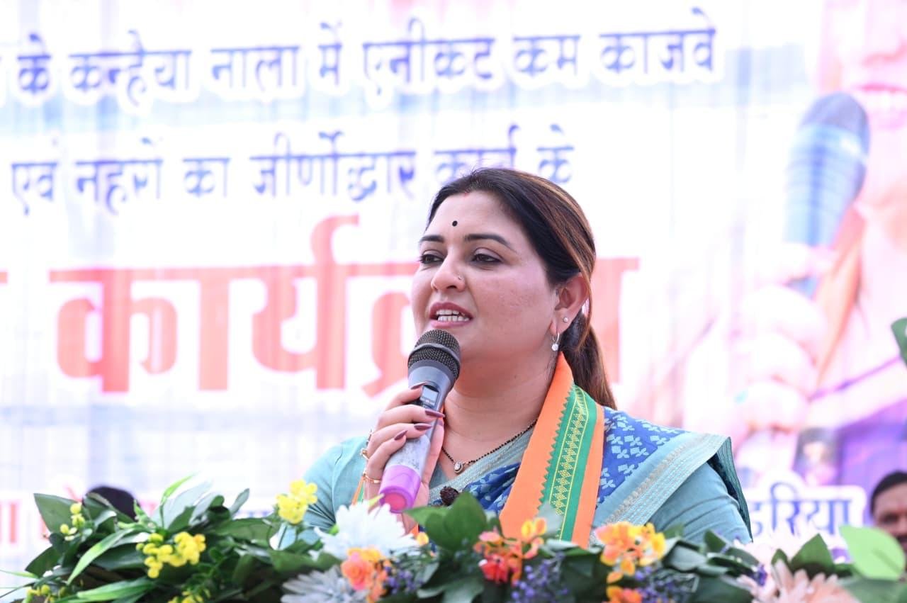 पंडरिया विधानसभा में विधायक भावना बोहरा ने सिंचाई सुविधा के विस्तार और किसानों की समृद्धि के लिए किया 13 करोड़ से अधिक के परियोजनाओं का भूमिपूजन पंडरिया विधायक भावना बोहरा के सतत प्रयासों से विधानसभा के किसानों को सिंचाई सुविधा के लिए मिली 13 करोड़ से अधिक की सौगात 4 IMG 20251208 WA0078