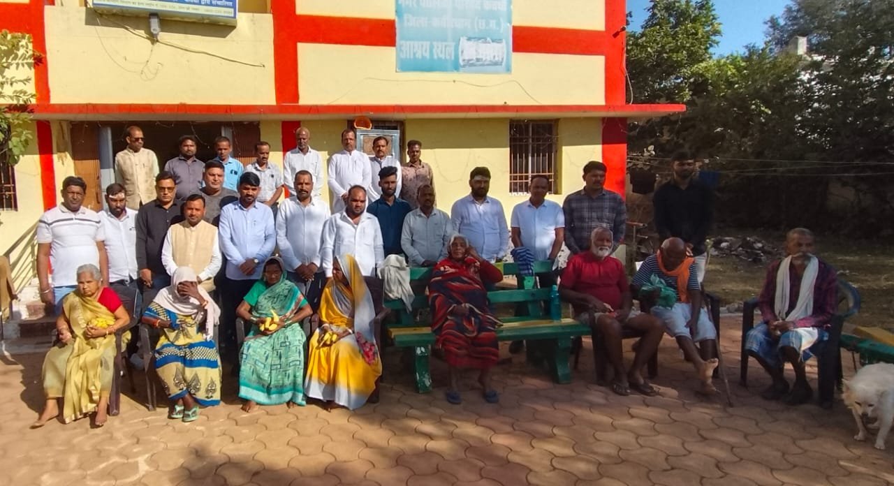 जिला कांग्रेस कमेटी कबीरधाम ने सोनिया गांधी का जन्मदिन सेवासद्भाव के साथ मनाया 2 IMG 20251210 WA0088 1