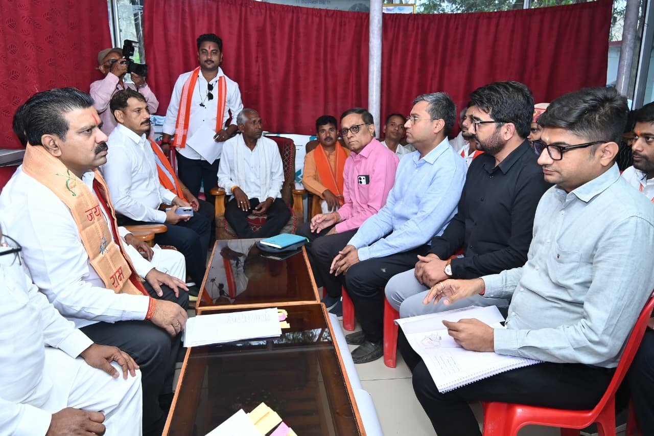 उपमुख्यमंत्री विजय शर्मा ने की भोरमदेव कॉरिडोर निर्माण की समीक्षा ठेकेदारों को निर्माण कार्य 1 वर्ष में पूरा करने दिए निर्देश 2 IMG 20260321 WA0074