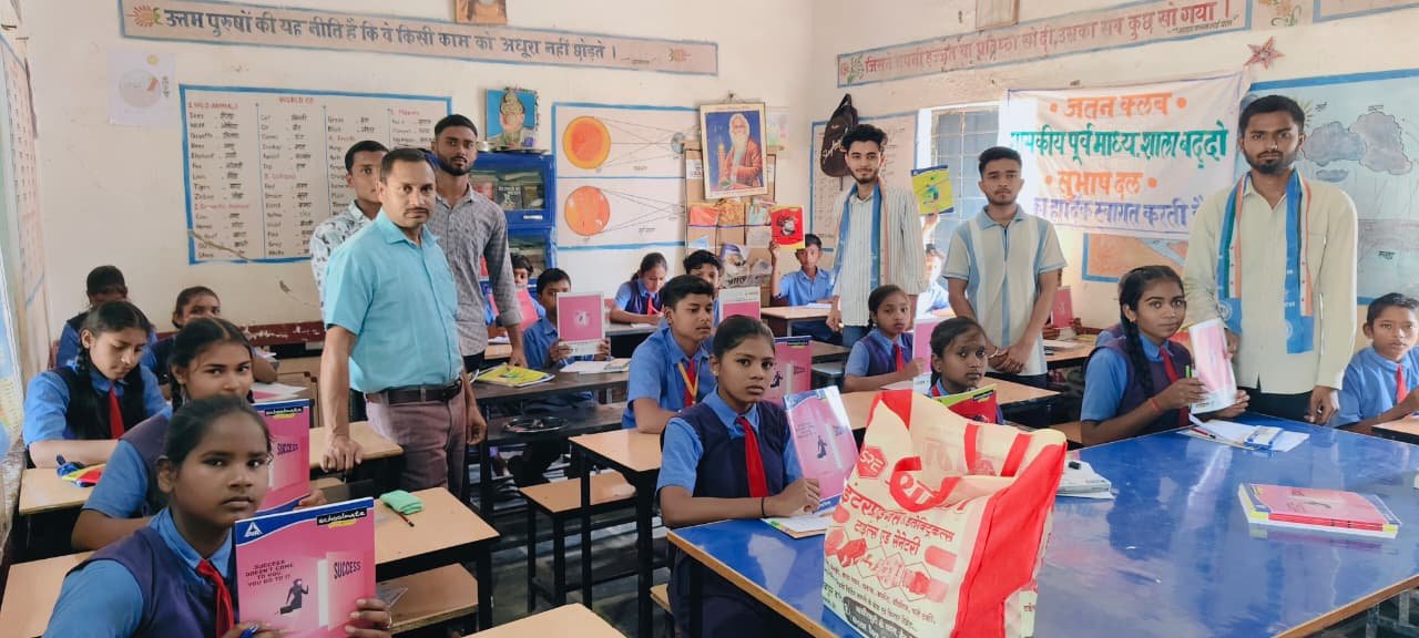 NSUI के 56वें स्थापना दिवस पर छात्र हित में कॉपी एवं पेन वितरण – शिक्षा पर ध्यान, दिखावे पर नहीं 1 IMG 20260409 WA0032