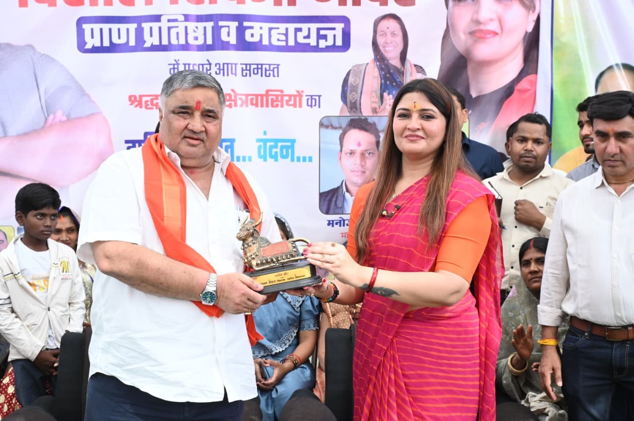 जानकीवन धाम शिव मंदिर प्राण प्रतिष्ठा में पर्यटन मंत्री राजेश अग्रवाल जी और पंडरिया विधायक भावना बोहरा ने पूजा कर छत्तीसगढ़ की समृद्धि की कामना की 2 IMG 20260414 WA0068