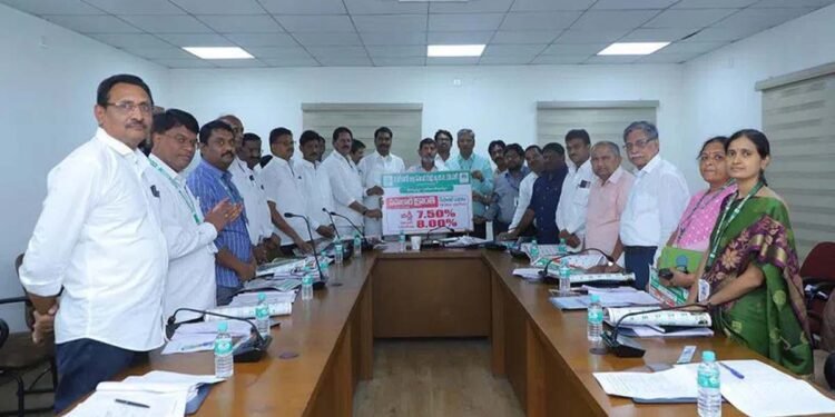 Karimnagar: करीमनगर DCCB ने ‘सहकार क्रांति’ योजना के तहत जमा पर ब्याज दरें बढ़ाईं 1 Karimnagar: करीमनगर DCCB ने ‘सहकार क्रांति’ योजना के तहत जमा पर ब्याज दरें बढ़ाईं