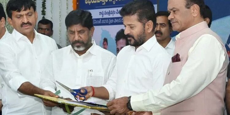 CM Revanth Reddy: अगले साल 9 दिसंबर तक दो लाख सरकारी नौकरियां भरने का आश्वासन दिया