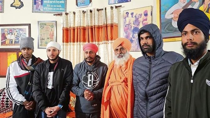 Punjab : रूस की जेल में फंसे 6 लड़के घर लौटे