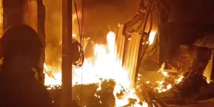 Rangareddy News: रंगारेड्डी में स्क्रैप गोदाम में लगी आग 1 Rangareddy News: रंगारेड्डी में स्क्रैप गोदाम में लगी आग