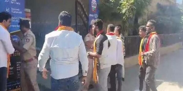 Karnataka: केआरवी का विरोध प्रदर्शन हिंसक, दर्जनों कार्यकर्ताओं को एहतियातन हिरासत में लिया 1 Karnataka: केआरवी का विरोध प्रदर्शन हिंसक, दर्जनों कार्यकर्ताओं को एहतियातन हिरासत में लिया