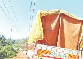 बायटाखोल में निवासियों ने ट्रक को नष्ट होने से रोका