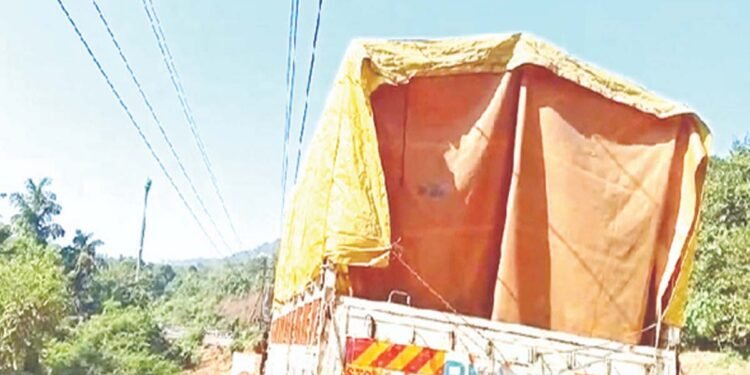 बायटाखोल में निवासियों ने ट्रक को नष्ट होने से रोका