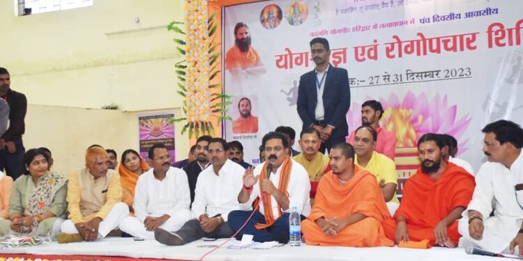 उपमुख्यमंत्री विजय शर्मा कवर्धा में पांच दिवसीय आवासीय योग-यज्ञ रोजगार शिविर में शामिल हुए