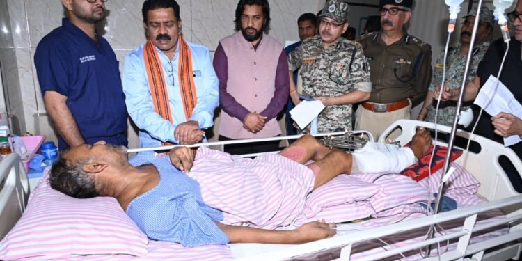 बीजापुर घटना में घायल जवान की पत्नी से बोले गृह मंत्री विजय शर्मा, बहन यह पीड़ा हम सबकी है इस दर्द का हिसाब लिया जाएगा—