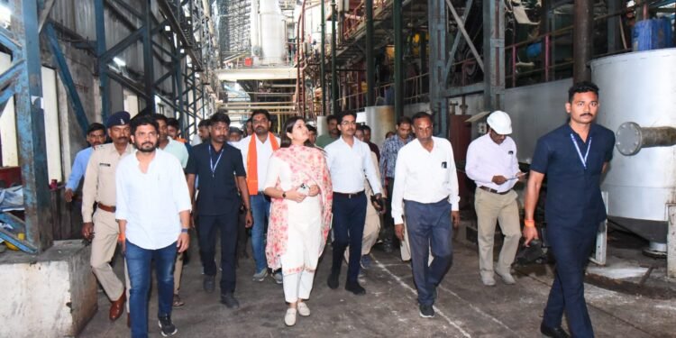 पंडरिया विधायक भावना बोहरा ने किया पण्डरिया शक्कर कारखाने का निरिक्षण…… कहा- तय समय पर हो भुगतान और किसानों को न हो कोई समस्या……
