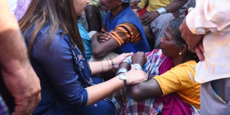 नागाडबरा हादसे में हताहत परिवारजनों से मिली विधायक भावना बोहरा, शोक प्रकट कर हर संभव मदद का दिया भरोसा 1 नागाडबरा हादसे में हताहत परिवारजनों से मिली विधायक भावना बोहरा, शोक प्रकट कर हर संभव मदद का दिया भरोसा