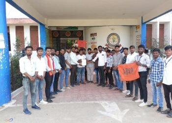 अभाविप पांडातराई के कार्यकर्ताओं ने छात्रों के सम्मान में घेरा महाविद्यालय