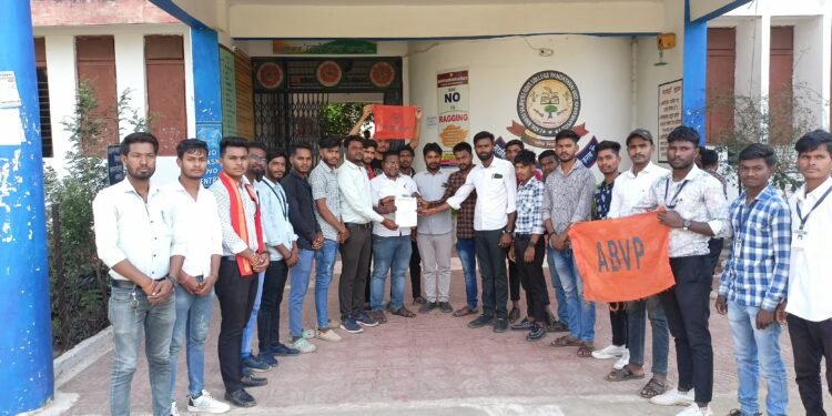 अभाविप पांडातराई के कार्यकर्ताओं ने छात्रों के सम्मान में घेरा महाविद्यालय