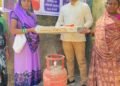 उज्ज्वला योजना के तहत नेता प्रतिपक्ष उमंग पांडे ने लाभार्थियों को बांटे गैस सिलेंडर