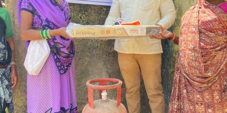 उज्ज्वला योजना के तहत नेता प्रतिपक्ष उमंग पांडे ने लाभार्थियों को बांटे गैस सिलेंडर 1 उज्ज्वला योजना के तहत नेता प्रतिपक्ष उमंग पांडे ने लाभार्थियों को बांटे गैस सिलेंडर