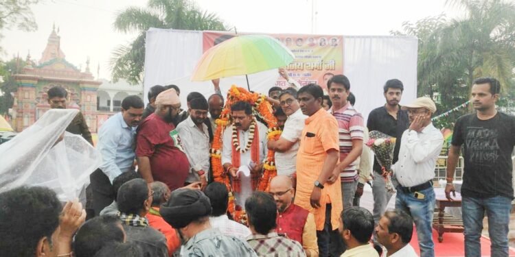 *रेल्वे लाइन के सौगात से उत्साहित कार्यकर्ताओं ने बरसते पानी मे किया विजय शर्मा का भव्य स्वागत* 1 *रेल्वे लाइन के सौगात से उत्साहित कार्यकर्ताओं ने बरसते पानी मे किया विजय शर्मा का भव्य स्वागत*