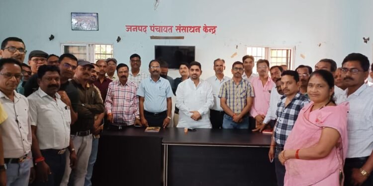 सरकारी स्कूलों में जनभागीदारी की भूमिका सुनिश्चित करने, जनपद उपाध्यक्ष वीरेन्द्र साहू ने ली बैठक