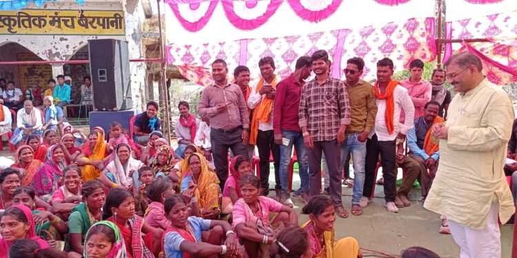 सांसद संतोष पांडेय ने वनांचल क्षेत्र में विभिन्न विकास निर्माण कार्यों का किया लोकार्पण व भूमिपूजन 1 सांसद संतोष पांडेय ने वनांचल क्षेत्र में विभिन्न विकास निर्माण कार्यों का किया लोकार्पण व भूमिपूजन