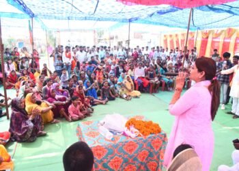 तपती धूप और नवरात्र उपवास के बीच खाली पैर जनता से लोकसभा में प्रधानमंत्री नरेंद्र मोदी के लिए आशीर्वाद माँग रही पंडरिया विधायक भावना बोहरा