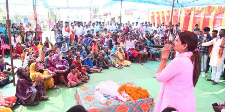 तपती धूप और नवरात्र उपवास के बीच खाली पैर जनता से लोकसभा में प्रधानमंत्री नरेंद्र मोदी के लिए आशीर्वाद माँग रही पंडरिया विधायक भावना बोहरा