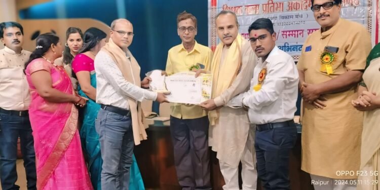 उत्कृष्ट सेवा से सम्मानित … विजय