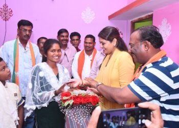 कबीरधाम की बेटियों नेकबीरधाम राज्य के प्रवीण्य सूची में स्थान पाकर किया गौरवान्वित 7 कबीरधाम की बेटियों नेकबीरधाम राज्य के प्रवीण्य सूची में स्थान पाकर किया गौरवान्वित