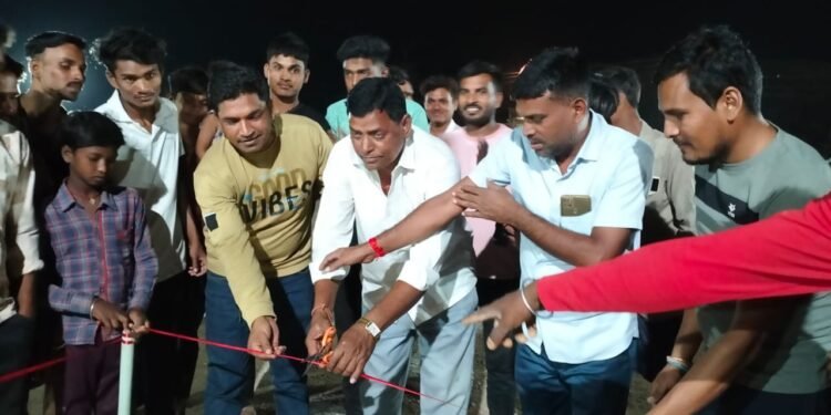 निंगापुर में रात्रि कालीन क्रिकेट प्रतियोगिता का आगाज सरपंच भोला चंद्रवंशी एवम् पंडरिया जनपद पंचायत सभापति अश्वनी यदु ने फीता काटकर किया मैच का शुभारंभ 1 निंगापुर में रात्रि कालीन क्रिकेट प्रतियोगिता का आगाज सरपंच भोला चंद्रवंशी एवम् पंडरिया जनपद पंचायत सभापति अश्वनी यदु ने फीता काटकर किया मैच का शुभारंभ