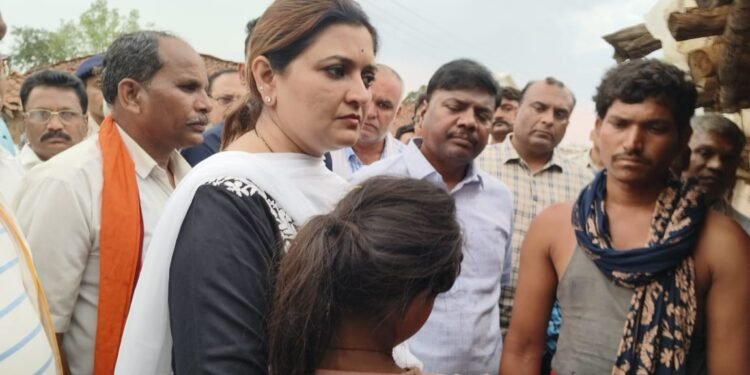 विधायक भावना बोहरा ने कुकदुर हादसे में मृतकों के बच्चों को लिया गोद, शिक्षा,विवाह और रोजगार तक जिम्मेदारी उठाने का दिया भरोसा 1 विधायक भावना बोहरा ने कुकदुर हादसे में मृतकों के बच्चों को लिया गोद, शिक्षा,विवाह और रोजगार तक जिम्मेदारी उठाने का दिया भरोसा