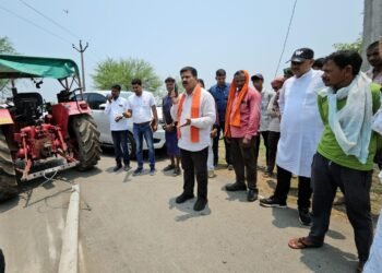 सड़क पर घसीटते हुए विद्युत पोल ले जाते देख उप-मुख्यमंत्री हुए नाराज