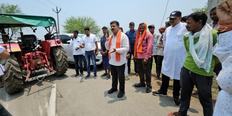 सड़क पर घसीटते हुए विद्युत पोल ले जाते देख उप-मुख्यमंत्री हुए नाराज 1 सड़क पर घसीटते हुए विद्युत पोल ले जाते देख उप-मुख्यमंत्री हुए नाराज
