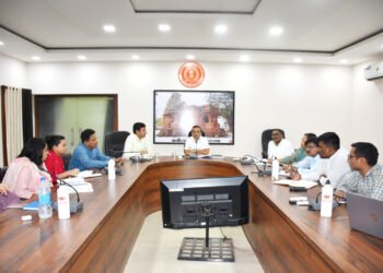 कलेक्टर महोबे ने लू और ग्रीष्म ऋतु से बचाव एवं तैयारियों के लिए बीस से अधिक विभाग के अधिकारियों की ली संयुक्त बैठक