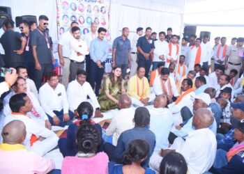 सीएम विष्णु देव साय ने सेमरहा में दिवंगतों को दी श्रद्धांजलि,कहा सरकार परिवारजनों के साथ है