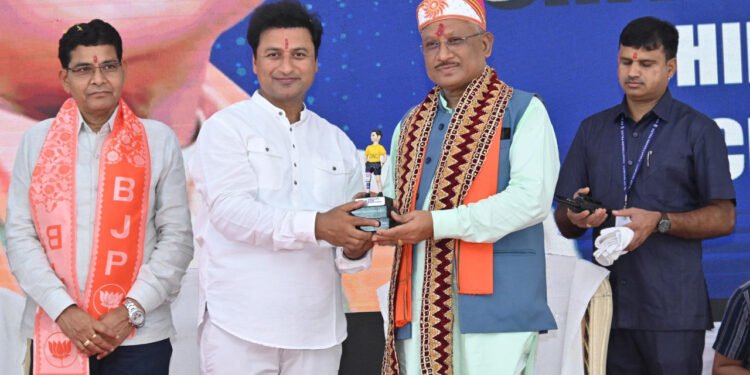 रायपुर : मुख्यमंत्री  विष्णु देव साय राजधानी रायपुर के एमजी रोड स्थित जैन दादा बाड़ी पहुँचे