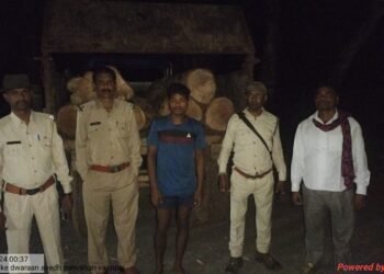 वन परिक्षेत्र रेंगाखार में अवैध काष्ठ परिवहन करते 06 नग तिंसा काष्ठ लट्ठा एवं ट्रैक्टर ट्राली जप्त किया गया