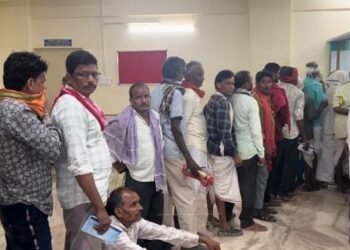 किसानों का नहीं है किसी को फ़िक्र, जिला सहकारी केन्द्रीय बैंक में अव्यवस्था का आलम, भीषण गर्मी में किसानों के लिए पीने की पानी तक की नहीं है सुविधा