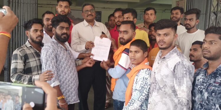 विश्व हिंदू परिषद बजरंगदल कबीरधाम जिला इकाई के तवत्धान में द्वारा जिलाधीश कबीरधाम भारत सरकार महामहिम राष्ट्रपति के नाम  ज्ञापन सौंपा