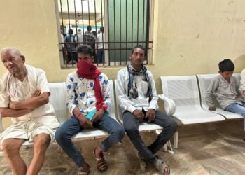 खबर दिखाने के बाद हरकत में आया बैंक प्रबंधन, किसानों के लिए पानी और बैठने की व्यवस्था