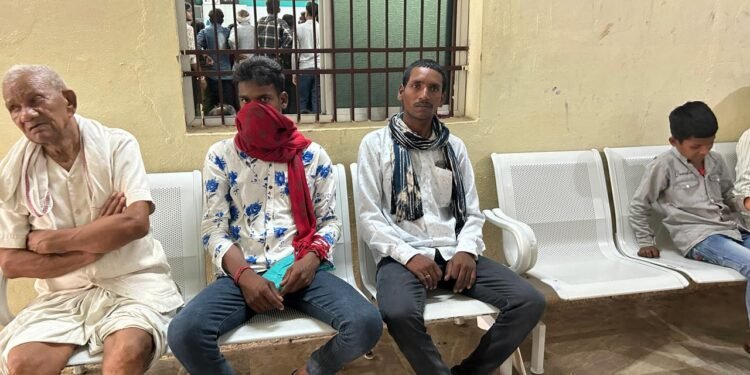 खबर दिखाने के बाद हरकत में आया बैंक प्रबंधन, किसानों के लिए पानी और बैठने की व्यवस्था