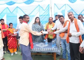विधायक भावना बोहरा ने पिकअप दुर्घटना में हताहत परिजनों को राज्य सरकार द्वारा घोषित 5 लाख की सहायता राशि का किया चेक वितरण