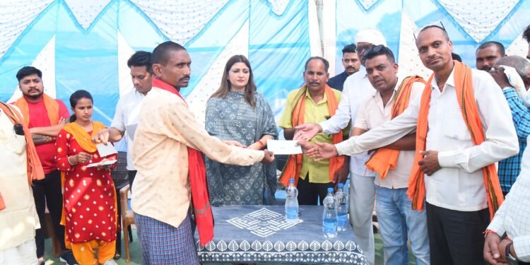 विधायक भावना बोहरा ने पिकअप दुर्घटना में हताहत परिजनों को राज्य सरकार द्वारा घोषित 5 लाख की सहायता राशि का किया चेक वितरण 1 विधायक भावना बोहरा ने पिकअप दुर्घटना में हताहत परिजनों को राज्य सरकार द्वारा घोषित 5 लाख की सहायता राशि का किया चेक वितरण